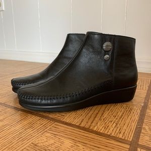 SAS Jade Ankle Booties, Black, 8M